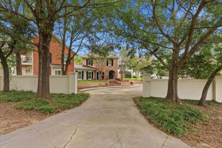 004-779 Avery Blvd N