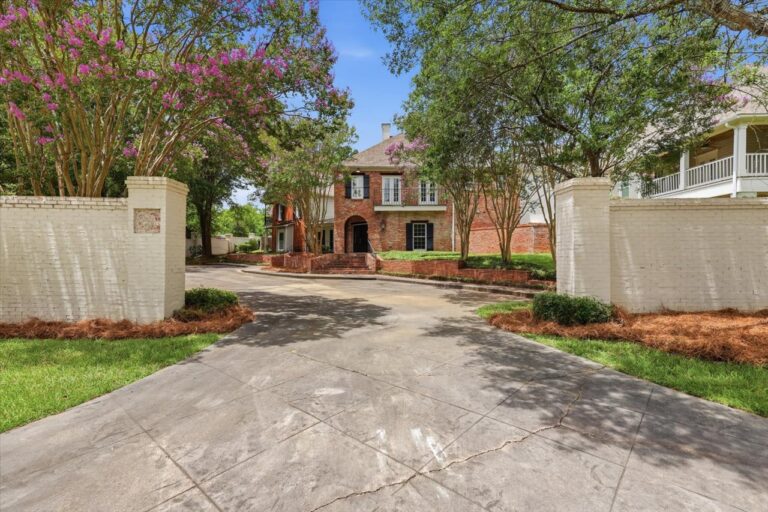 005-779 Avery Blvd N