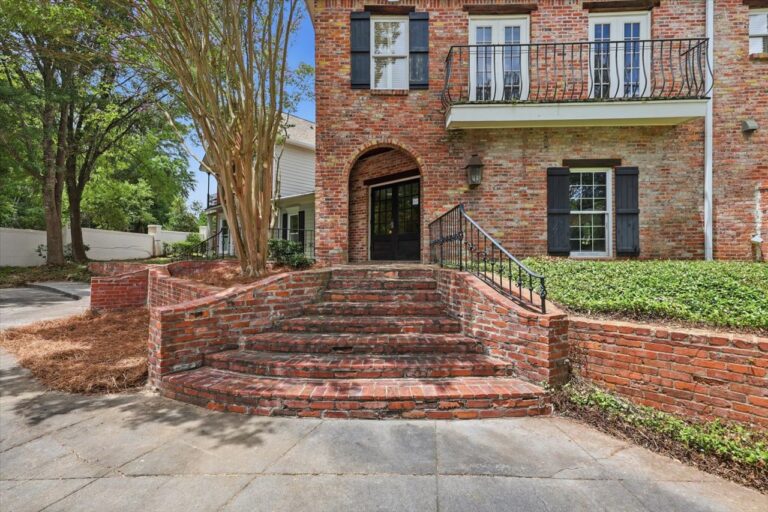 006-779 Avery Blvd N