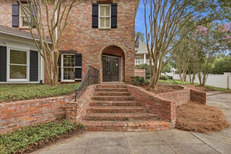 007-779 Avery Blvd N