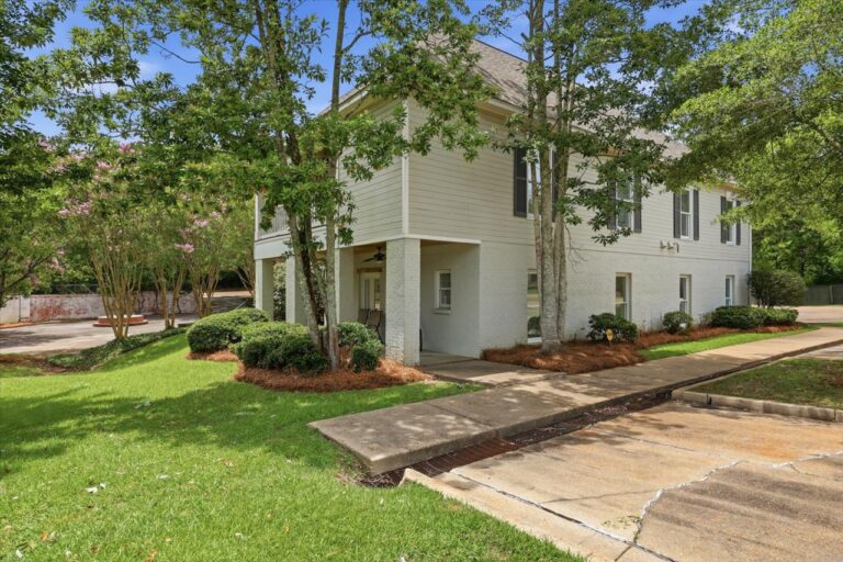 013-779 Avery Blvd N