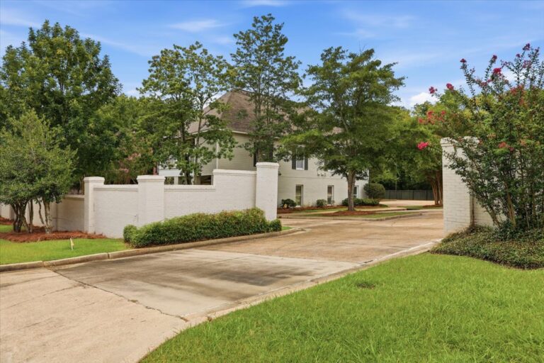 017-779 Avery Blvd N