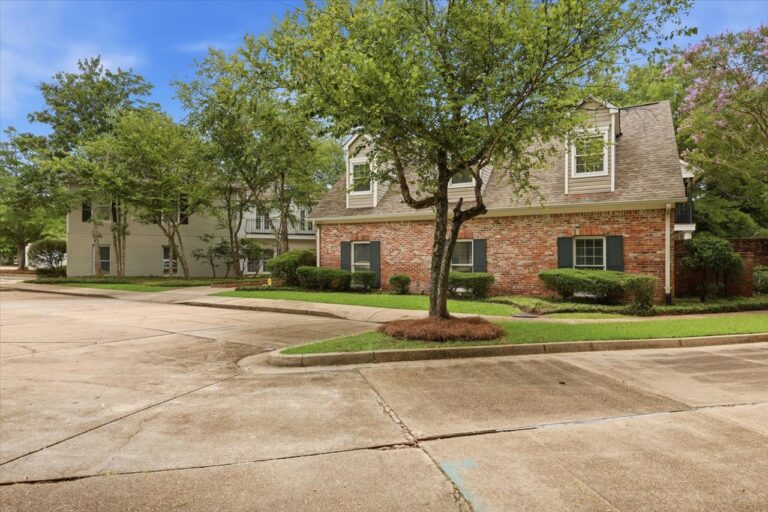 021-779 Avery Blvd N