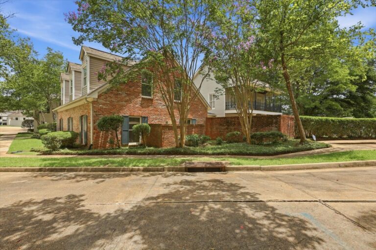 022-779 Avery Blvd N