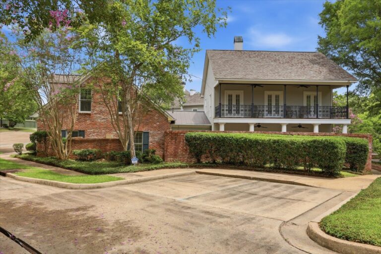 023-779 Avery Blvd N