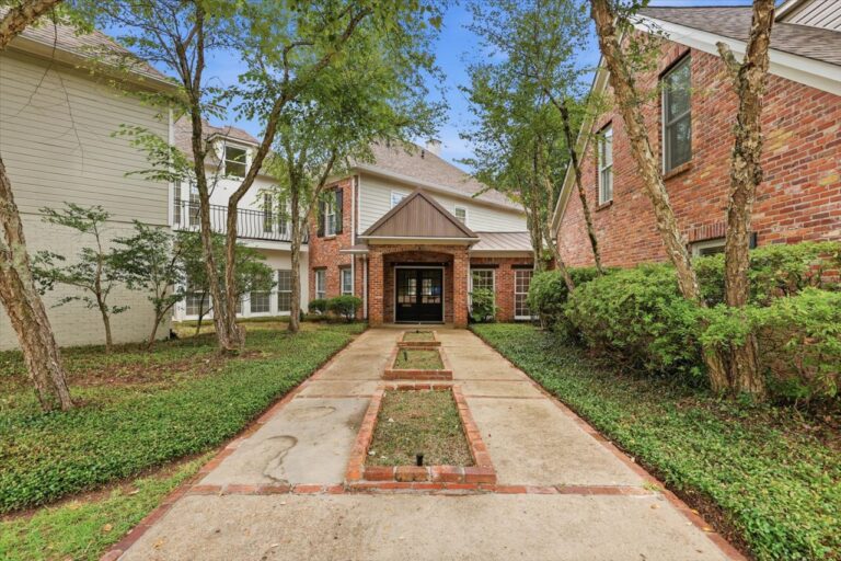 025-779 Avery Blvd N