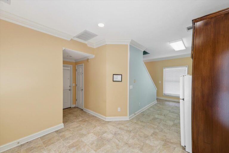 027-779 Avery Blvd N