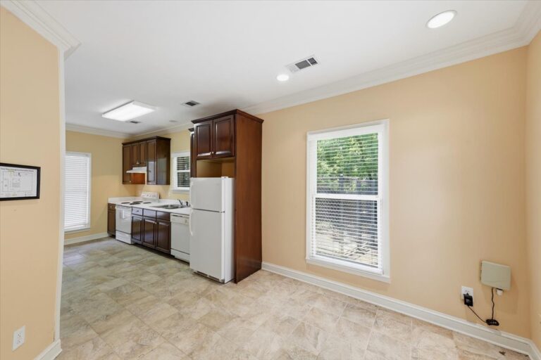 028-779 Avery Blvd N