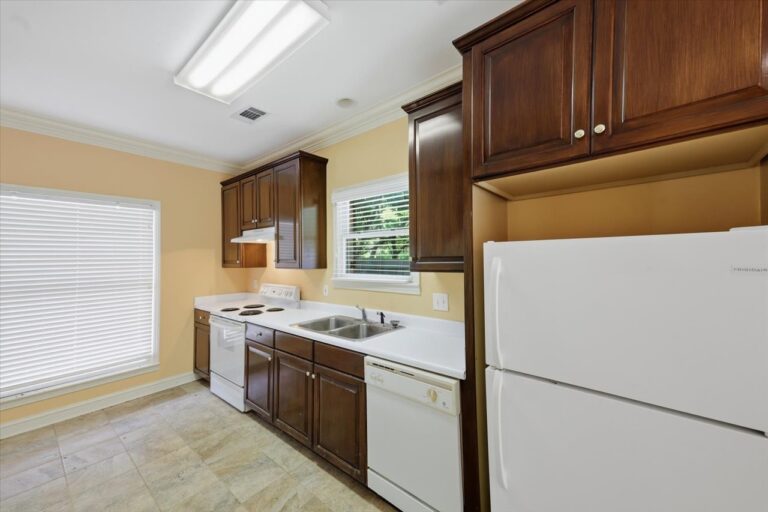 029-779 Avery Blvd N