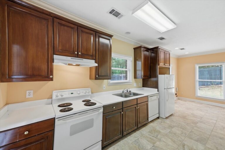 030-779 Avery Blvd N