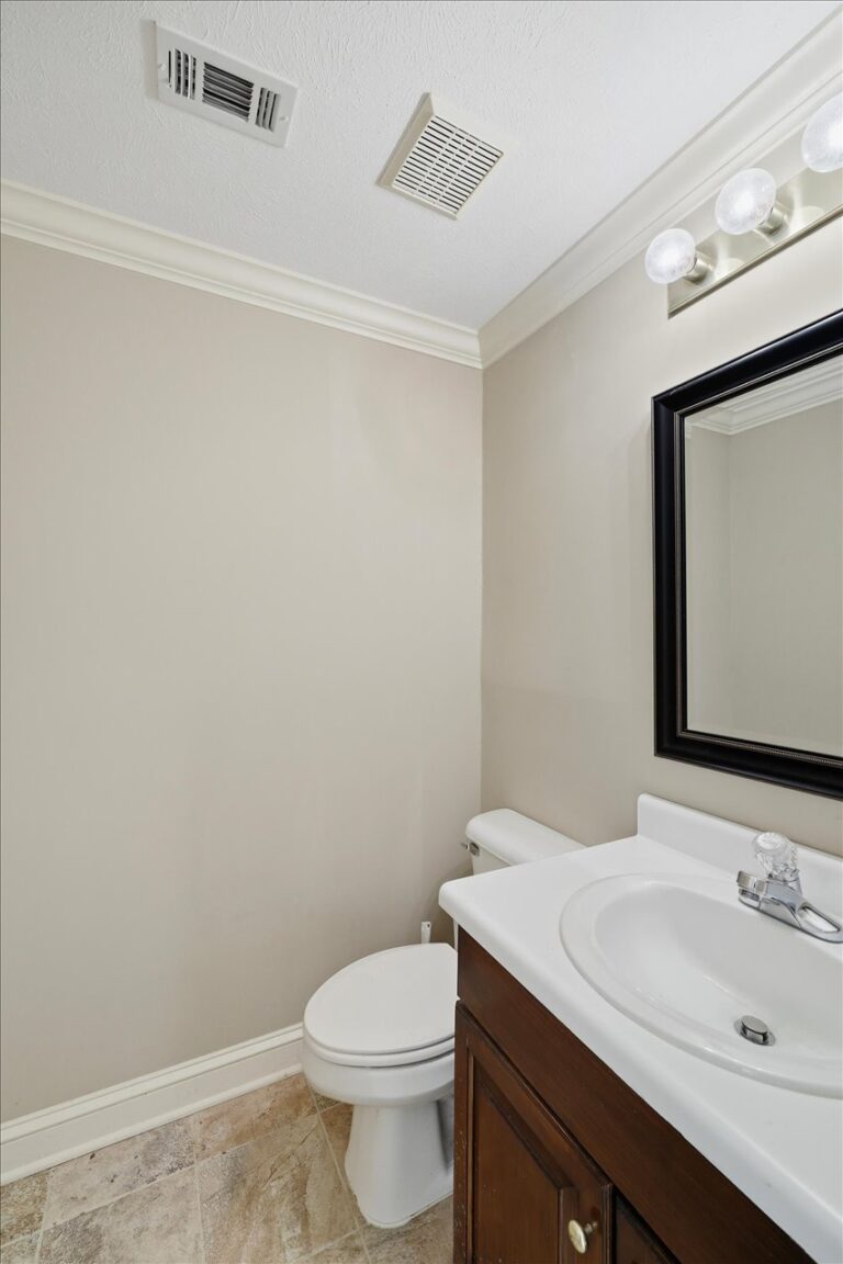 031-779 Avery Blvd N