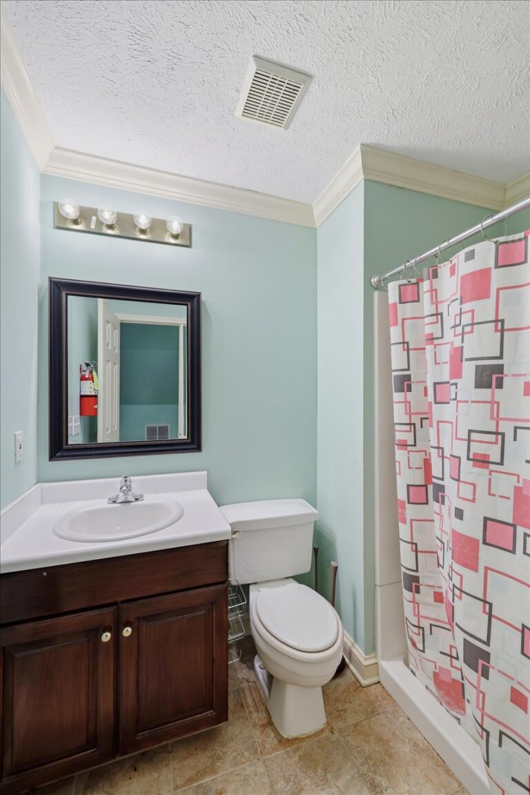 038-779 Avery Blvd N