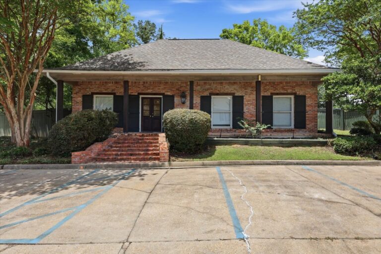 039-779 Avery Blvd N
