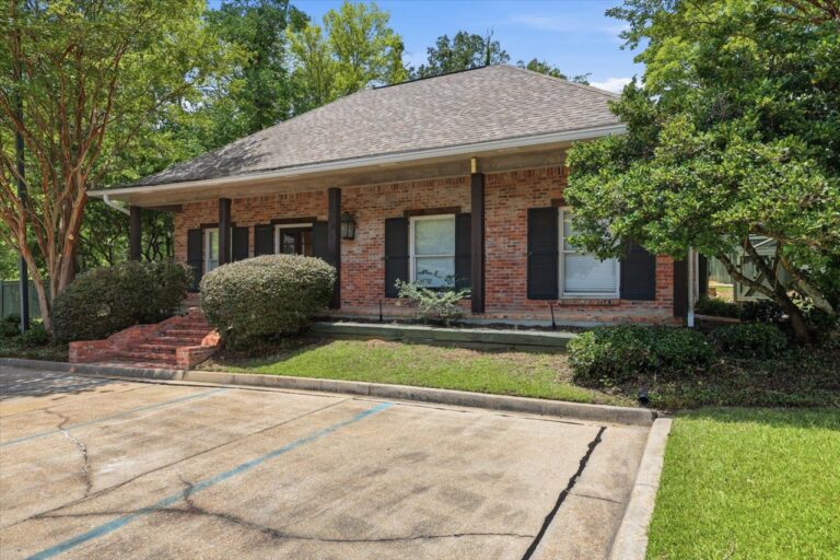 040-779 Avery Blvd N