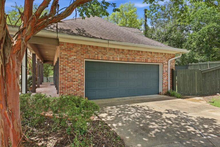 042-779 Avery Blvd N