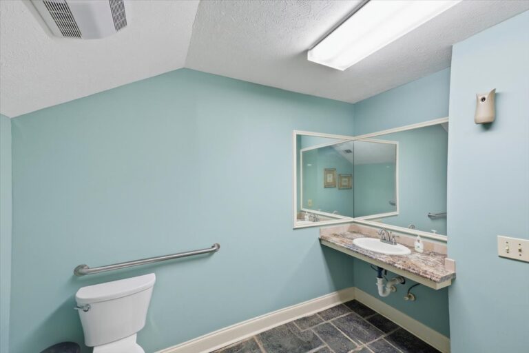 047-779 Avery Blvd N