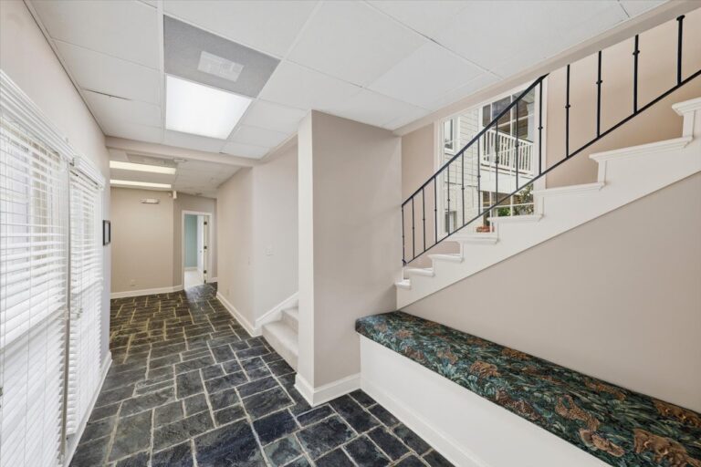 048-779 Avery Blvd N