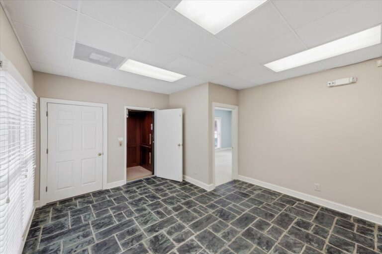 050-779 Avery Blvd N