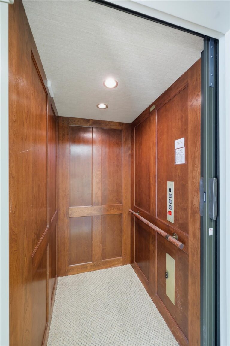 051-779 Avery Blvd N