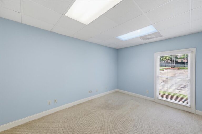 054-779 Avery Blvd N