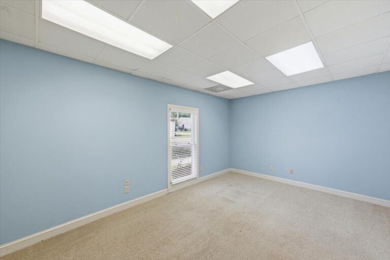 055-779 Avery Blvd N