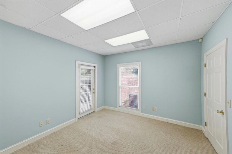 056-779 Avery Blvd N