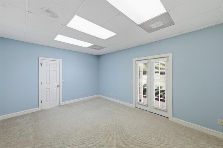 057-779 Avery Blvd N