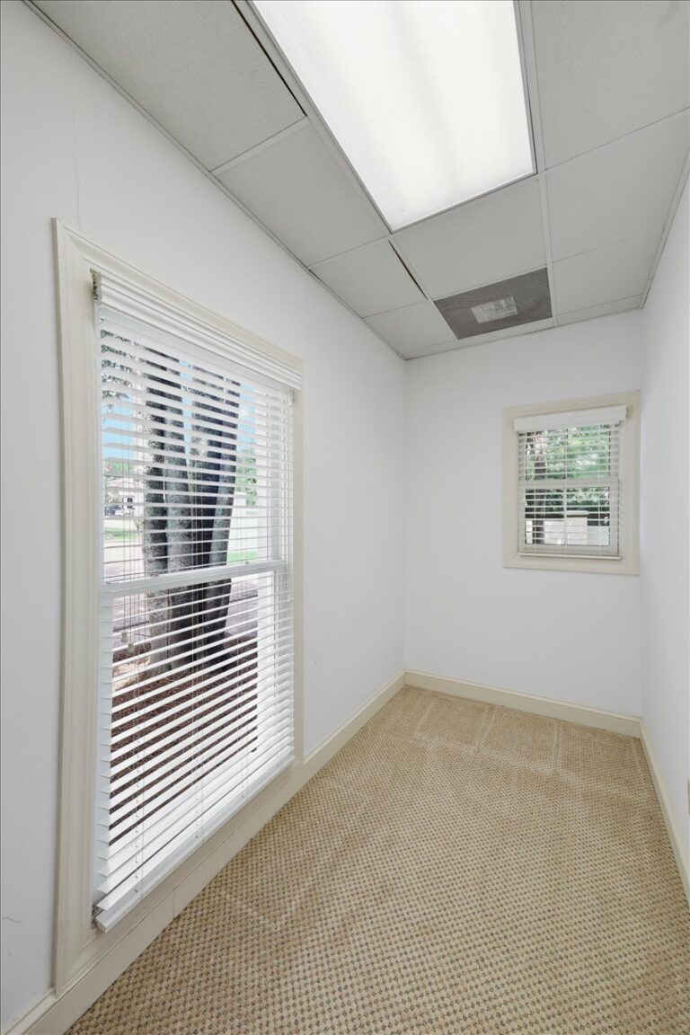 058-779 Avery Blvd N