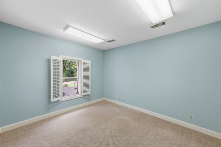 059-779 Avery Blvd N