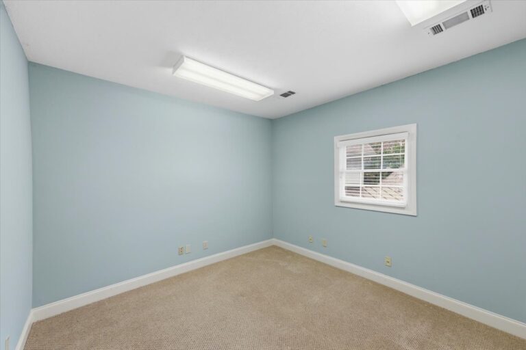 061-779 Avery Blvd N