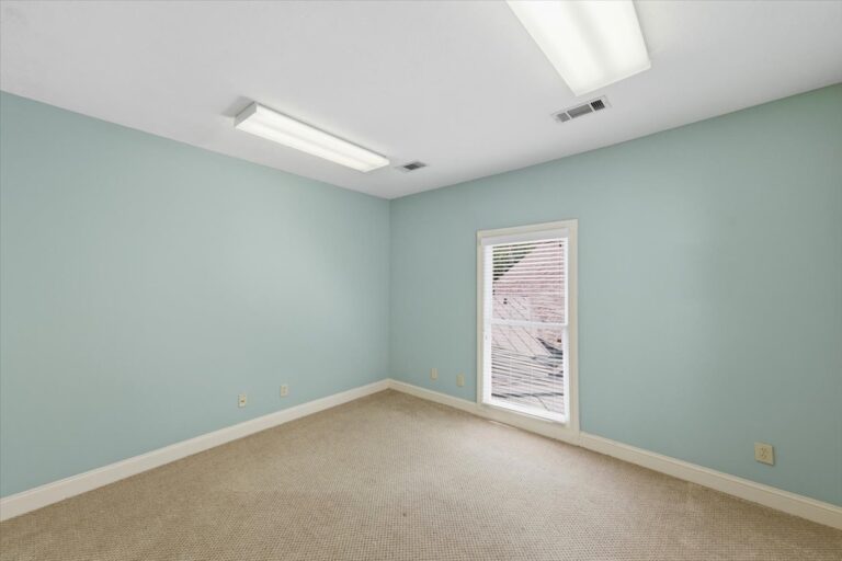 062-779 Avery Blvd N