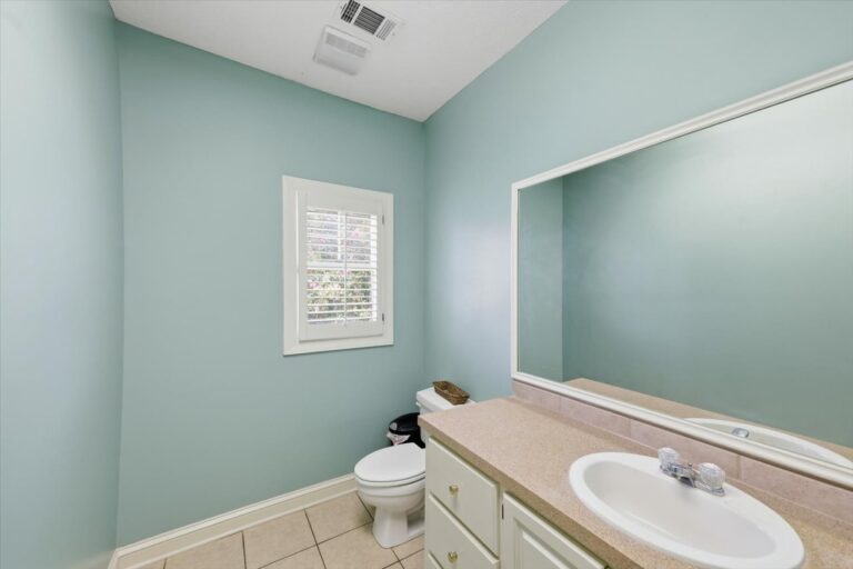 064-779 Avery Blvd N