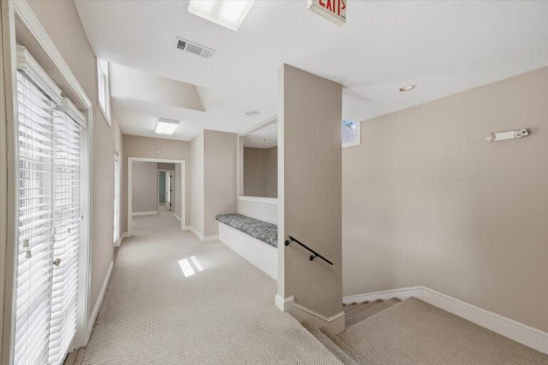 065-779 Avery Blvd N