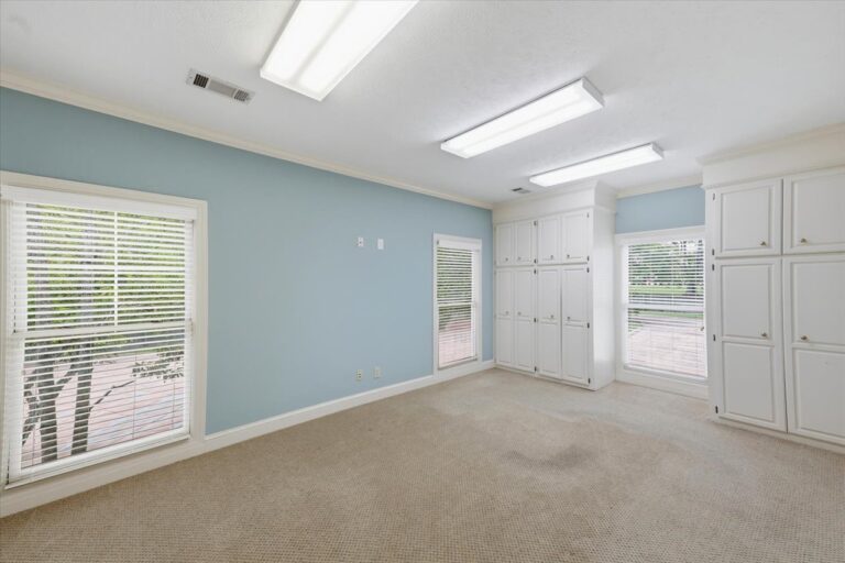 067-779 Avery Blvd N