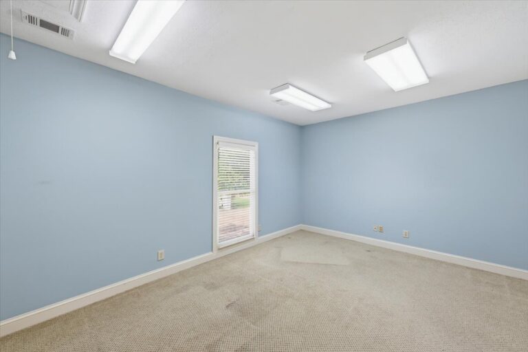 069-779 Avery Blvd N