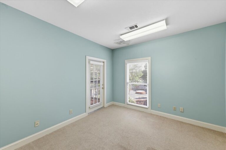 070-779 Avery Blvd N
