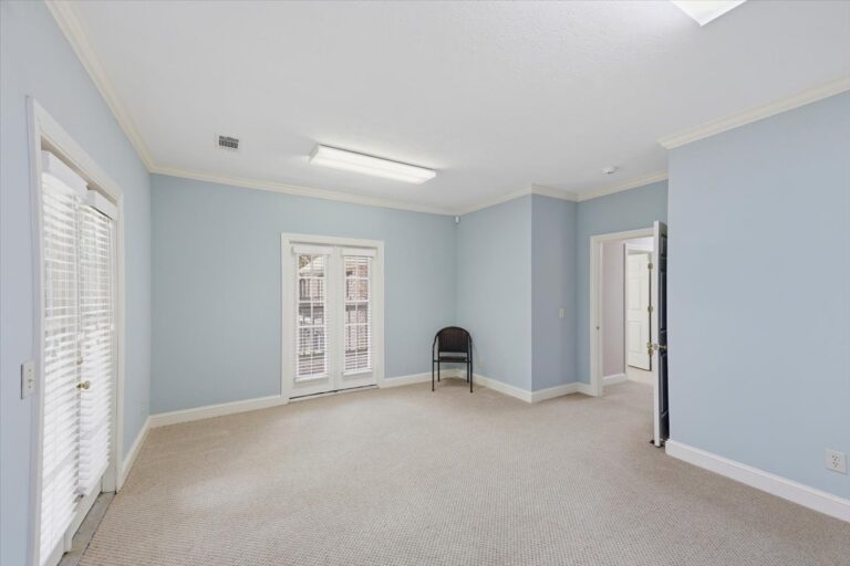 072-779 Avery Blvd N