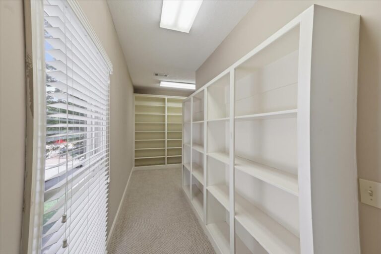 073-779 Avery Blvd N