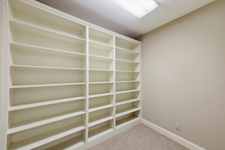 074-779 Avery Blvd N