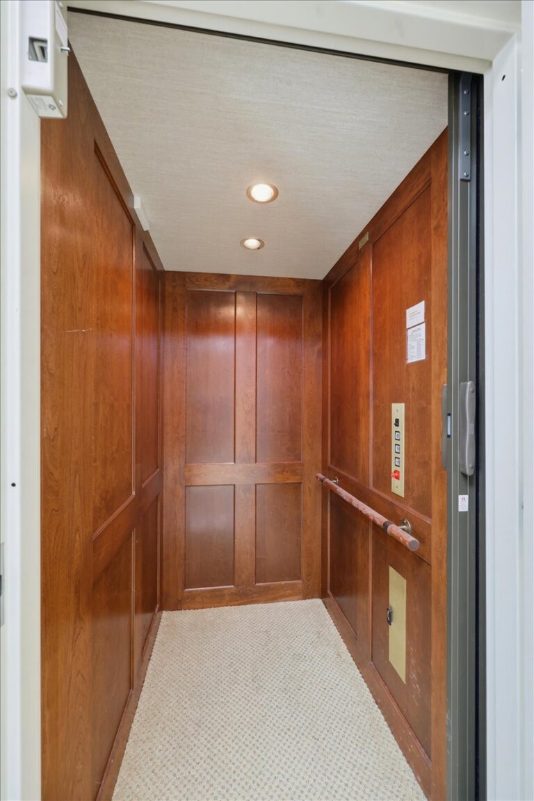 078-779 Avery Blvd N