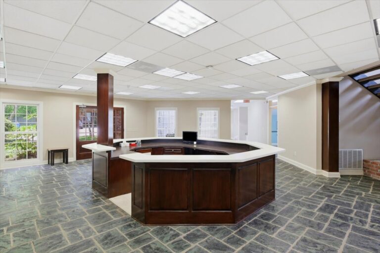 083-779 Avery Blvd N