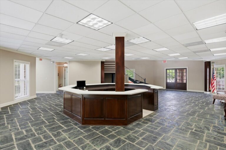 084-779 Avery Blvd N