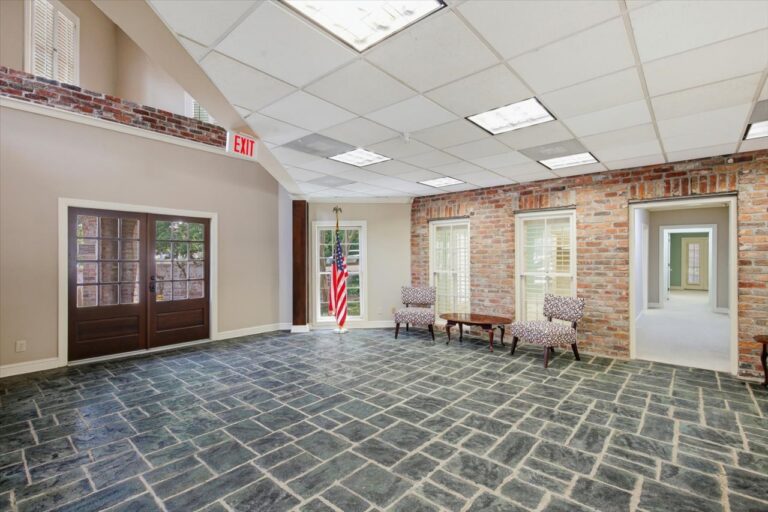087-779 Avery Blvd N