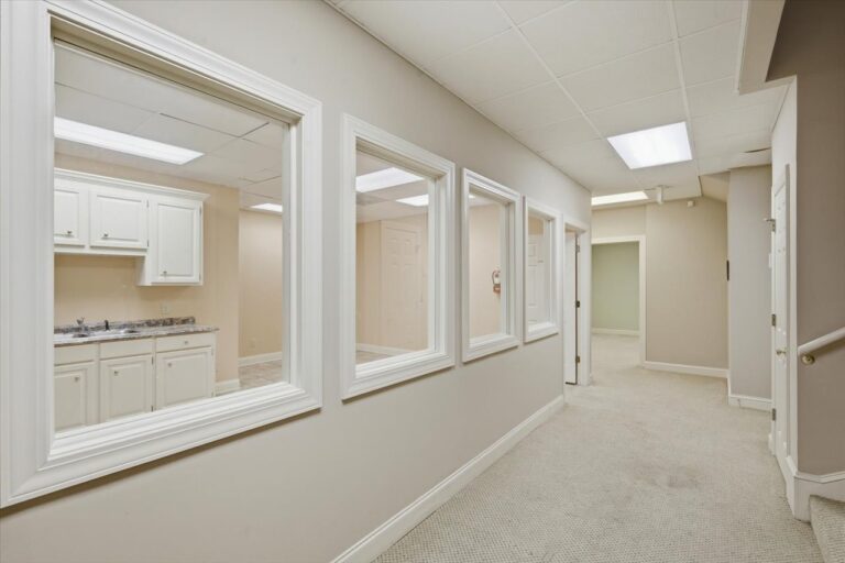 091-779 Avery Blvd N