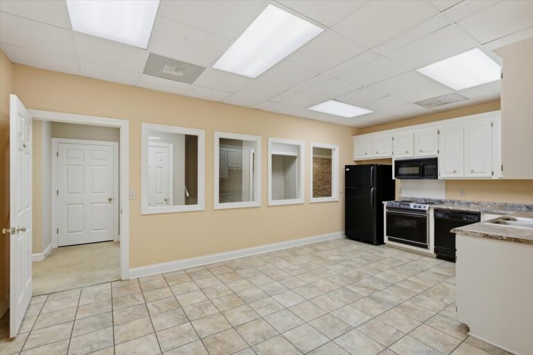 092-779 Avery Blvd N