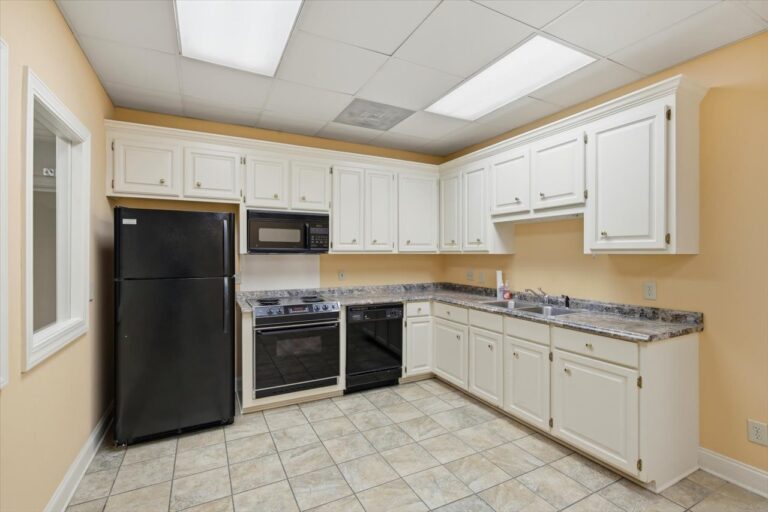 093-779 Avery Blvd N
