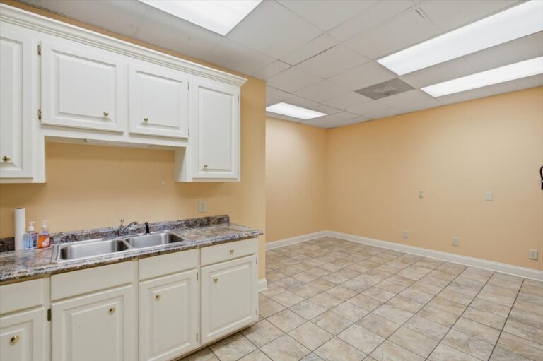 094-779 Avery Blvd N