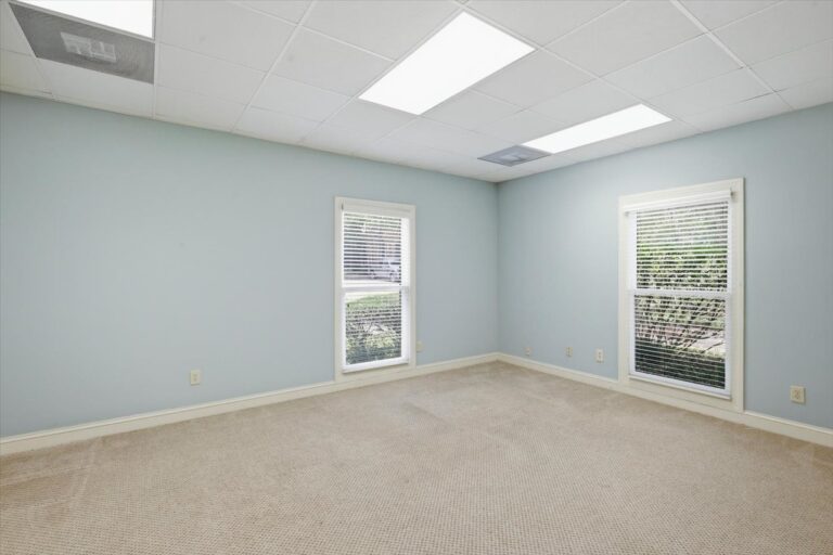 096-779 Avery Blvd N