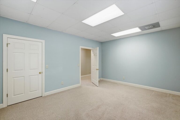 097-779 Avery Blvd N