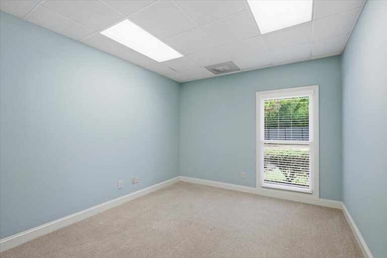 098-779 Avery Blvd N